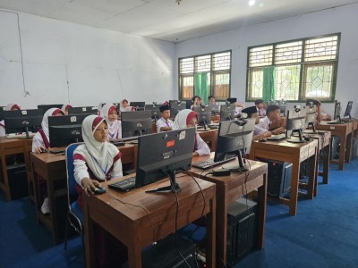UJIAN MADRASAH BERBASIS KOMPUTER DI MIN 2 BATANG BERLANGSUNG LANCAR