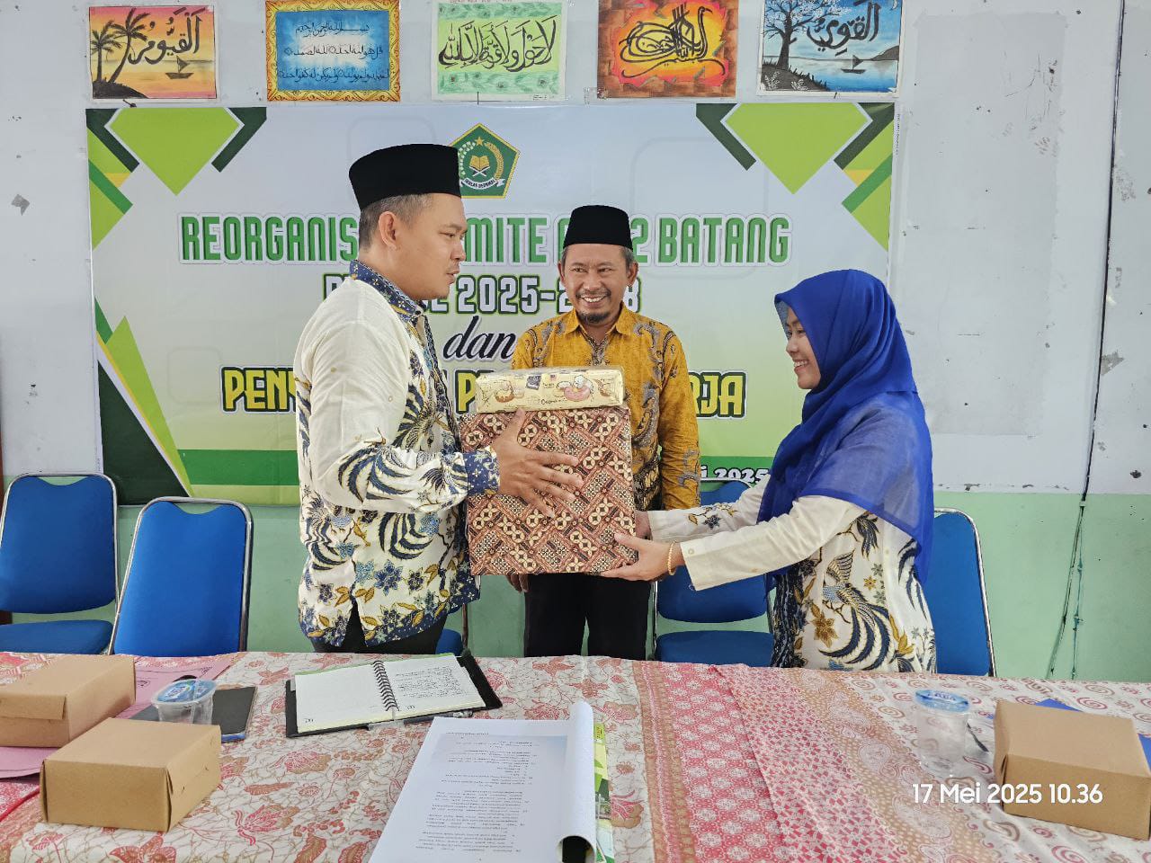 Penyerahan cindera mata kepada Kepala Madrasah periode sebelumnya 